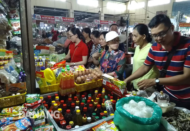 Phiên chợ hàng Việt do Mặt trận phường Hòa Khánh Bắc phối hợp tổ chức được đông đảo người dân hưởng ứng. 