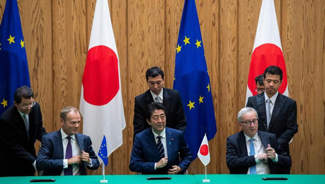 Chủ tịch Hội đồng châu Âu Donald Tusk (trái), Thủ tướng Nhật Bản Shinzo Abe (giữa) và Chủ tịch Ủy ban châu Âu Jean-Claude Juncker ký kết thỏa thuận. Ảnh: AFP