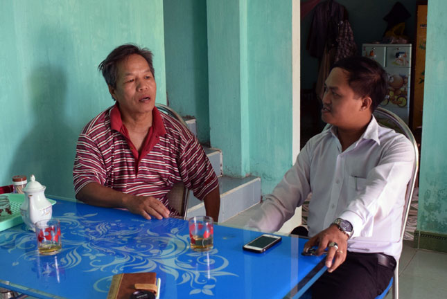Ông Nguyễn Hồng Đệ (trái) cho biết gia đình có cuộc sống ổn định sau khi được hỗ trợ bò và sửa chữa nhà.