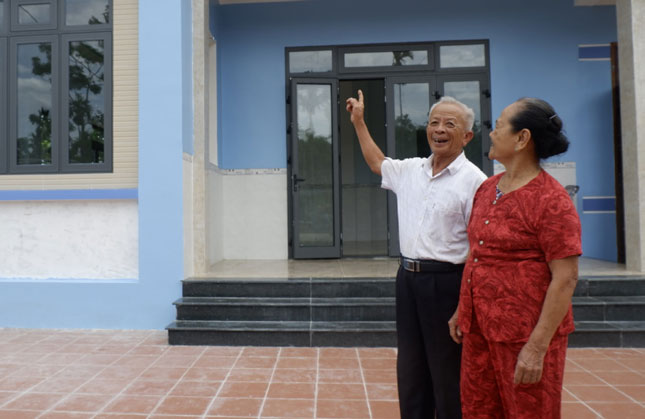 Vợ chồng ông Trà Thanh Nhạc vui mừng bên ngôi nhà mới vừa kịp hoàn thành trước mùa mưa bão. 