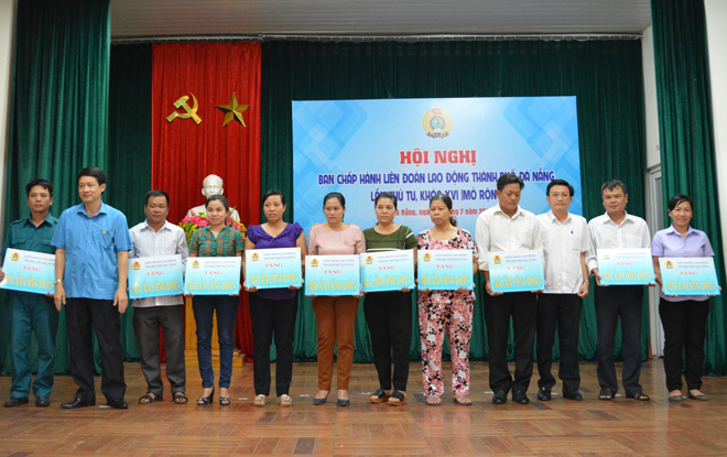 Chủ tịch LĐLĐ thành phố Ngô Xuân Thắng (thứ 2 từ trái qua) trao hỗ trợ “Mái ấm Công đoàn” cho công nhân, lao động có hoàn cảnh khó khăn. Ảnh: Lam Phương 