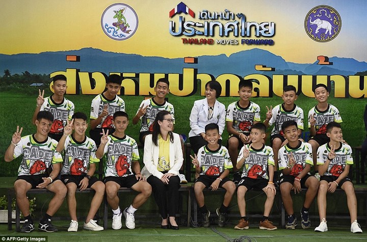 Sau khi xuất viện, 12 thành viên và huấn luyện viên của đội bóng thiếu niên Thái Lan đã có cuộc gặp mặt báo chí đầu tiên vào ngày 18/7. Ảnh: AFP/Getty.