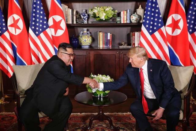 Nhà lãnh đạo Triều Tiên Kim Jong-un và Tổng thống Mỹ Donald Trump gặp nhau tại Singapore hồi tháng 6 (Ảnh: Reuters)