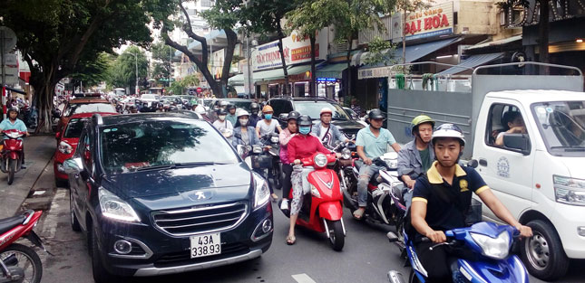 Traffic congestion usually seen along sections of busy Tran Phu, especially between its intersections with Hung Vuong and Nguyen Van Linh streets, during rush hours