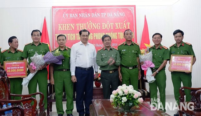 Chủ tịch UBND thành phố khen thưởng lực lượng Công an Đà Nẵng vì đã có thành tích trong công tác phòng, chống tội phạm.