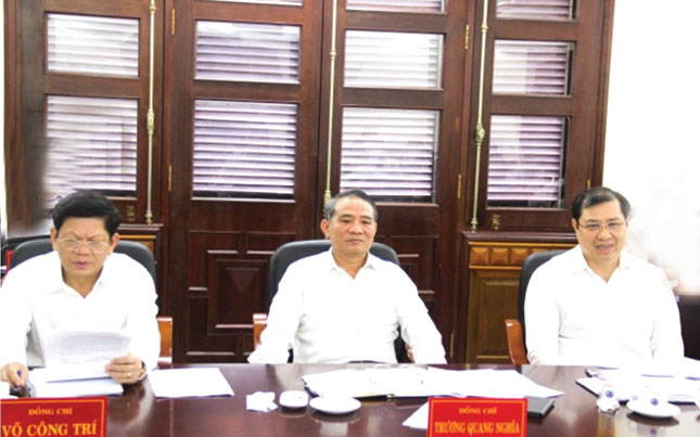 Bí thư Thành ủy Trương Quang Nghĩa (giữa) chủ trì buổi làm việc với Tổ biên tập của Ban Chỉ đạo 130 Trung ương.Ảnh: Q.KHẢI