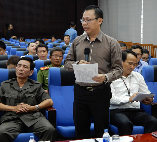 Giám đốc Sở Xây dựng Vũ Quang Hùng trả lời báo chí tại buổi họp báo. Ảnh: HOÀNG HIỆP