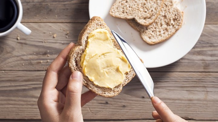 Bơ thực vật: Trong một thời gian dài, bơ thực vật được xem là một lựa chọn tốt vì hàm lượng chất béo bão hòa thấp. Nhưng một nghiên cứu được công bố trên tạp chí Journal of American College of Nutrition năm 2001 cho thấy những người thường xuyên ăn bơ thực vật có nhiều nếp nhăn hơn những người ăn ít.