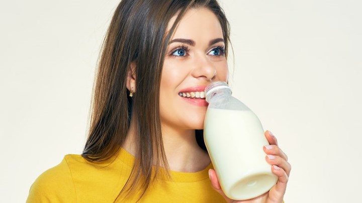 Sữa bò: Mặc dù các sản phẩm từ sữa cung cấp canxi - một khoáng chất quan trọng cho sức khỏe của xương và chức năng cơ bắp. Nhưng chúng cũng có xu hướng làm tăng viêm, dẫn đến sự gia tăng stress oxy hóa, một trong những nguyên nhân gây lão hóa sớm. Sữa cũng có hàm lượng đường cao, được gọi là lactose, có thể làm tăng sự hình thành AGE, dẫn đến tổn thương collagen.