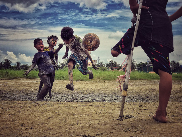 Bức ảnh chụp một cậu bé bị mất chân đang nhìn các bạn chơi đá bóng và cho biết mong muốn được đá bóng cùng các bạn đã giúp nhiếp ảnh gia Zarni Myo Win (Myanmar) giành được giải ba năm nay. Bức ảnh được chụp bằng iPhone 7S.