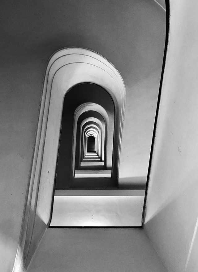 Bức ảnh chụp một cầu thang ở thành phố Rome (Ý) của nhiếp ảnh gia người Ý Massimo Graziani, chụp bằng iPhone 7 Plus, đã giành giải nhất ở hạng mục “Kiến trúc”.
