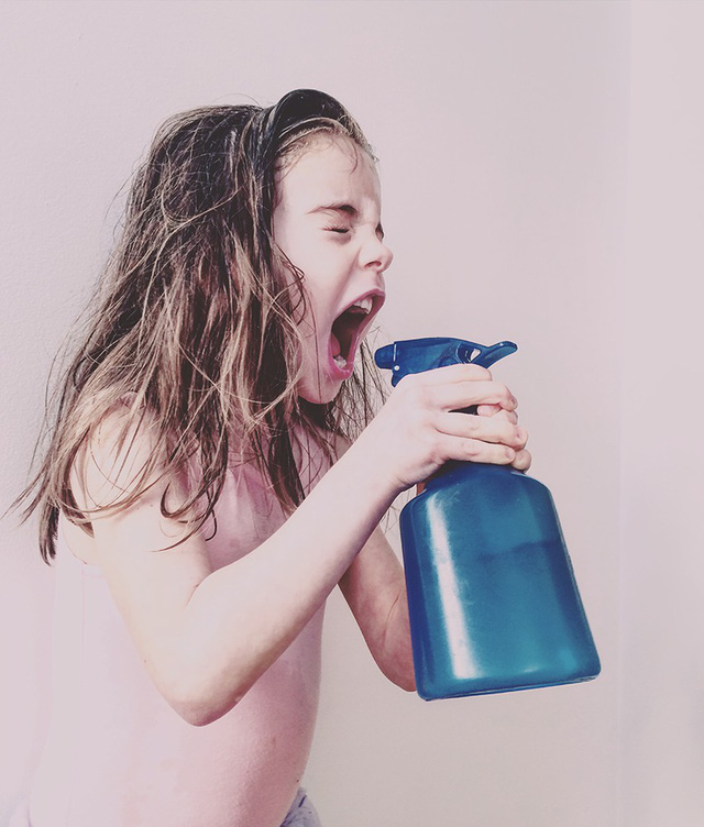 Bức ảnh do Melisa Barrilli (Canada) chụp con gái của mình trong bộ váy múa ba lê đang cầm bình nước, chụp bằng iPhone 5S, đã giành được chiến thắng trong hạng mục ảnh “Trẻ em”.