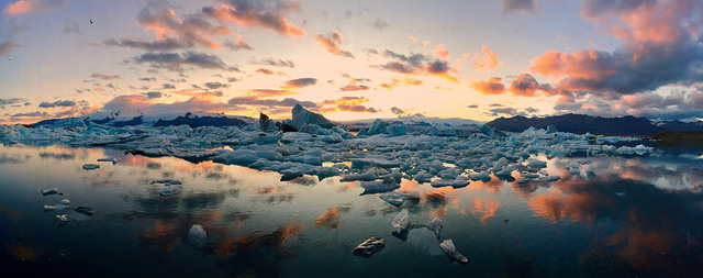 Bức ảnh giành giải nhất trong hạng mục ảnh “Panorama” do Mateusz Piesiak (Ba Lan) chụp bằng iPhone 6 Plus, là khung cảnh một bãi biển đầy băng ở Iceland vào mùa hè.