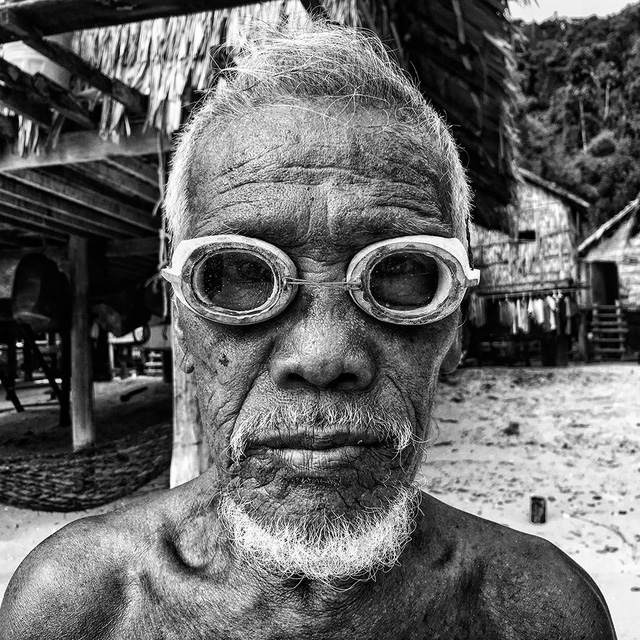 Bức ảnh do Scott Woodward (Singapore) chụp một ngư dân già người Thái Lan đeo kính lặn bằng gỗ giành giải nhất trong hạng mục ảnh “Chân dung”. Bức ảnh được chụp bằng iPhone 6S.