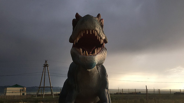 Bức ảnh chụp một bức tượng khủng long tại Mông Cổ, do Anna Aiko (Nhật) chụp bằng iPhone 6S đã giành chiến thắng ở hạng mục ảnh “Du lịch”.