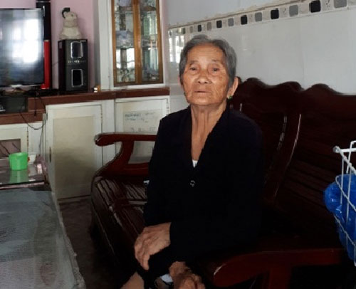 Bà Nguyễn Thị Phương trong ngôi nhà vừa được thay mái tôn mới.