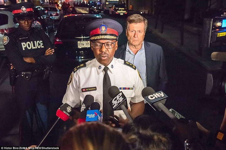 Cảnh sát trưởng Toronto Mark Saunders phát biểu với báo chí sau vụ xả súng. Ảnh: Shutter.