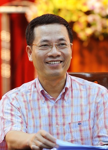 Ông Nguyễn Mạnh Hùng từng tốt nghiệp kỹ sư chuyên ngành Điện tử viễn thông ở Liên Xô (cũ), thạc sĩ viễn thông ở Australia, thạc sĩ quản trị kinh doanh ở Đại học Kinh tế Quốc dân. (Ảnh: ICTnews)