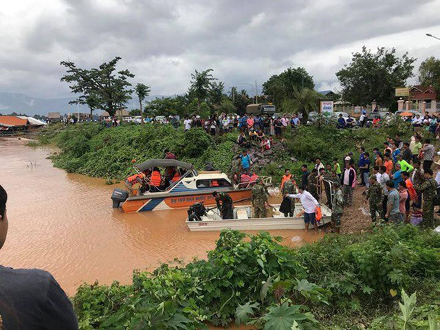 Lực lượng cứu hộ sơ tán người dân ở vùng lũ. (Ảnh: ABC Lao News)