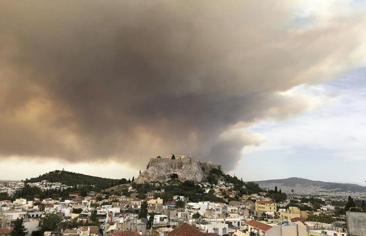 Những cột khói bao phủ vùng đồi Acropolis rộng lớn và vùng núi phía tây Athens khiến các cư dân sống gần đó phải gấp rút sơ tán. Ảnh: AP 