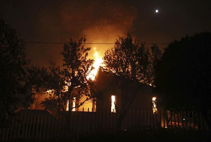 Những ngôi nhà trong thị trấn Mati đều bị đám cháy 