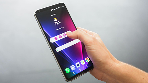  Màn hình hiển thị - LG V30  Smartphone của LG có màn hình hiển thị đẹp nhờ vào tấm nền P-OLED kích thước 6 inch, tỷ lệ 18:9 và độ phân giải QHD+ (1.440 x 2.880 pixel). Điểm nổi bật của màn hình là màu sắc sống động, độ tương phản cao, màu đen sâu và khả năng hiển thị tốt ở môi trường ánh sáng mạnh như dưới ánh mặt trời. Ngoài ra, màn hình V30 cũng được tích hợp công nghệ giúp tiêu tốn ít năng lượng hơn.