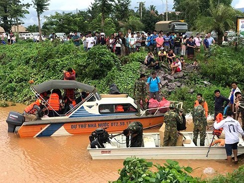 Nhân viên cứu hộ dùng xuồng máy đưa người dân bị ảnh hưởng bởi vụ vỡ đập đến nơi an toàn tại huyện San Sai. Ảnh: ABC Laos