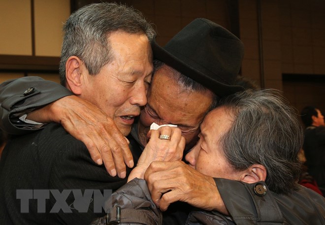 Giây phút đoàn tụ của các gia đình ly tán trong cuộc chiến tranh Triều Tiên tại khu nghỉ dưỡng núi Kumgang. (Nguồn: AFP/TTXVN)