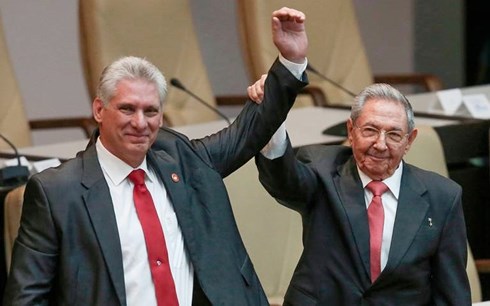 Ông Raul Castro và Chủ tịch Miguel Díaz-Canel. Ảnh: AP