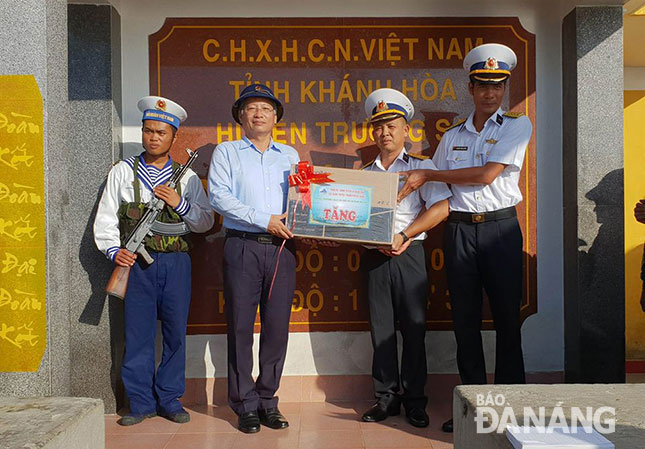 Vice Chairman Tuan (2nd, left) presenting a gift to naval soldiers on the Da Dong C Island