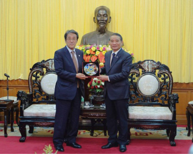 Bí thư Thành ủy Trương Quang Nghĩa (bên phải) tiếp Đại sứ Nhật Bản tại Việt Nam Umeda Kunio.     Ảnh: Q.KHẢI