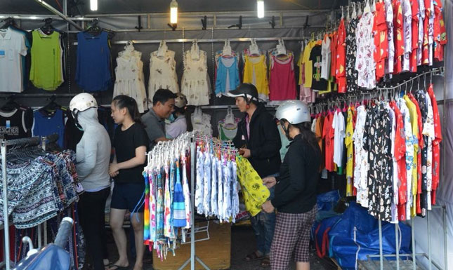 Một gian hàng Việt thu hút nhiều công nhân lao động tham quan, mua sắm tại điểm bán hàng giá ưu đãi ở Khu công nghiệp Đà Nẵng, do Liên đoàn Lao động thành phố phối hợp tổ chức.