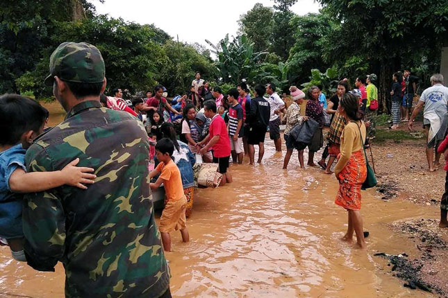 Chính phủ Lào huy động mọi nguồn lực, kêu gọi sự viện trợ từ nhiều nơi để cung cấp đủ lương thực, thực phẩm, nước uống cho người dân vùng rốn lũ.                          Ảnh: MSN
