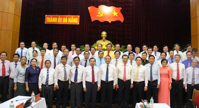  The leaders of Da Nang and Salavan Province posing for a group photo (Photo: Quoc Khai)
