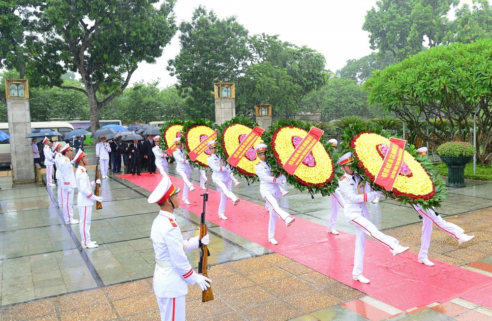 Đoàn lãnh đạo Thành phố Hồ Chí Minh đặt vòng hoa viếng các anh hùng liệt sỹ tại nghĩa trang liệt sỹ Thành phố Hồ Chí Minh (Đồi Không tên), sáng 2/7. (Ảnh: Thanh Vũ/TTXVN)