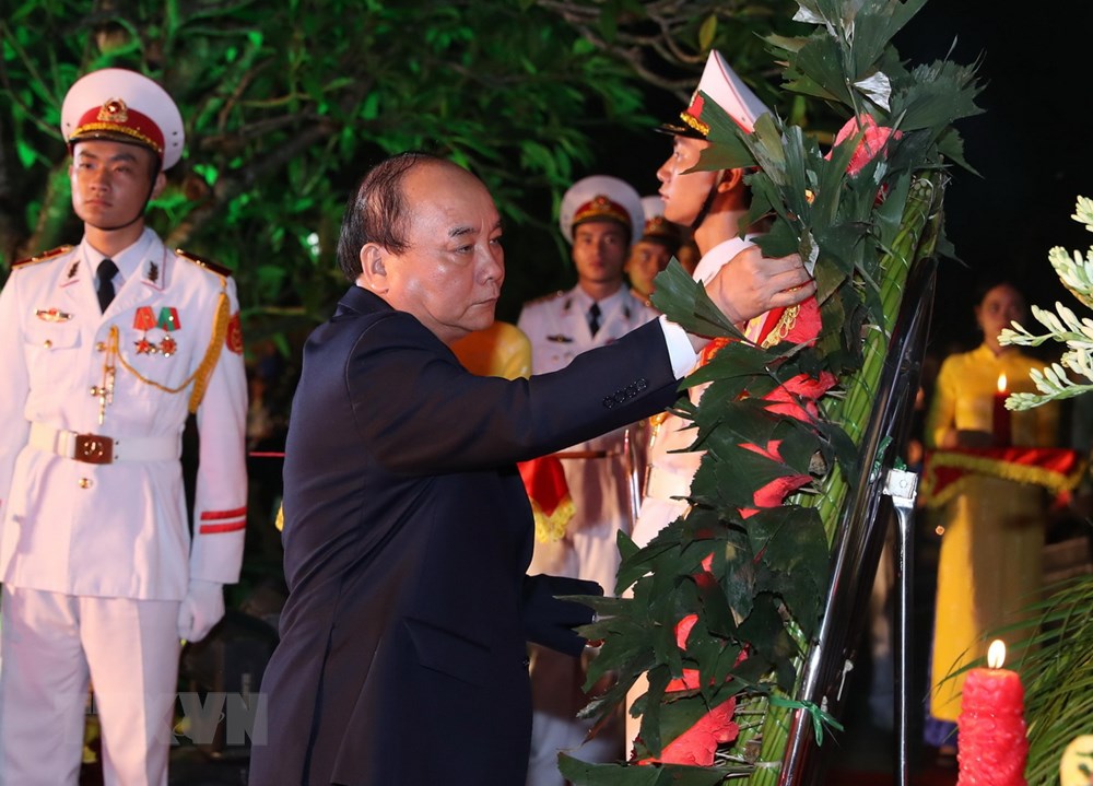 Thủ tướng Nguyễn Xuân Phúc và các đại biểu dâng hương, hoa tưởng nhớ các anh hùng liệt sỹ tối 26/7. (Ảnh: Thống Nhất/TTXVN)