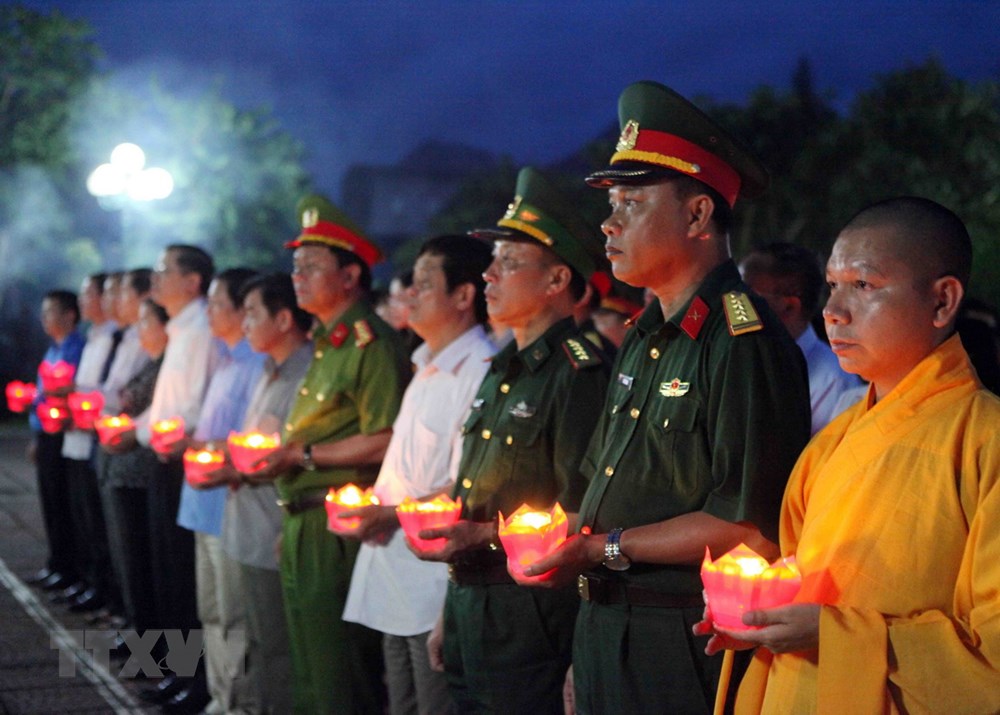 Các đại biểu dâng hương và thắp nến tri ân các ah hùng, liệt sỹ tại Nghĩa trang liệt sỹ tỉnh Lai Châu. (Ảnh: Quý Trung/TTXVN)