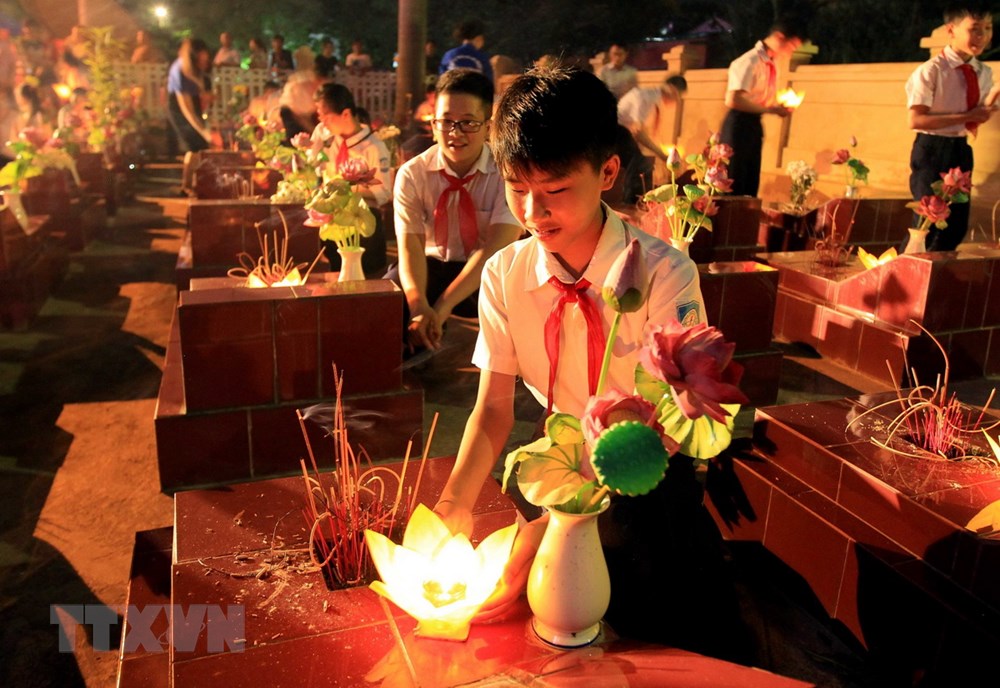 Học sinh thành phố Hải Phòng thắp nến tri ân tại Nghĩa trang liệt sỹ phường Nam Sơn, quận Kiến An, Hải Phòng. (Ảnh: An Đăng/TTXVN)