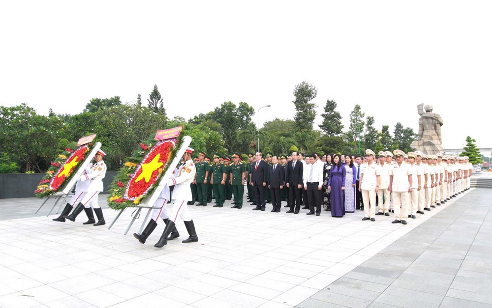 Đoàn lãnh đạo Thành phố Hồ Chí Minh đặt vòng hoa viếng các anh hùng liệt sỹ tại nghĩa trang liệt sỹ Thành phố Hồ Chí Minh (Đồi Không tên), sáng 2/7. (Ảnh: Thanh Vũ/TTXVN)