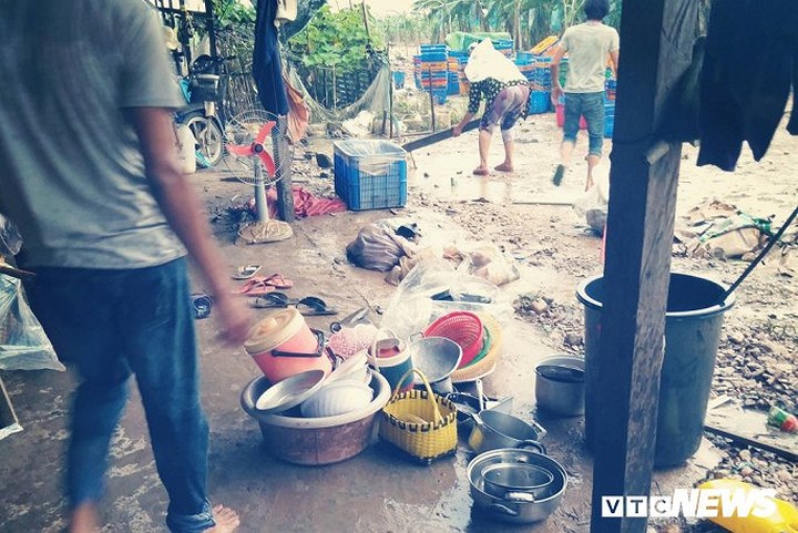   Theo ghi nhận sau khi nước rút, cảnh đổ nát hoang tàn ngập ngụa trong bùn lầy. Chị Trần Thị Mười còn cho biết, rất nhiều đồ đạc của công nhân người Việt làm việc tại nông trường không còn nguyên vẹn sau thảm hoạ vỡ đập thuỷ điện.