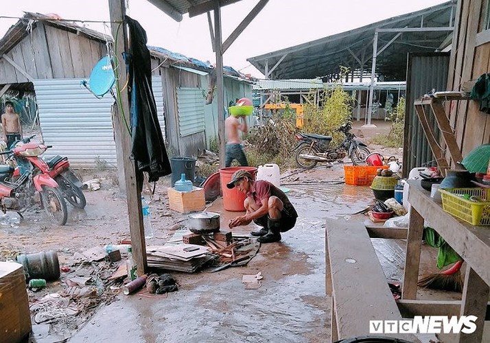 Những người công nhân người Việt làm việc tại Lào đang nỗ lực dọn dẹp lại nơi ở, ổn định cuộc sống sau thảm hoạ vỡ đập thuỷ điện. 