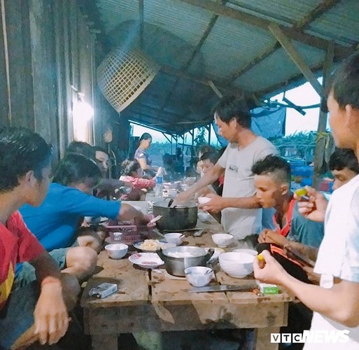 Bữa cơm của những công nhân người Việt sau thảm hoạ vỡ đập thuỷ điện. 