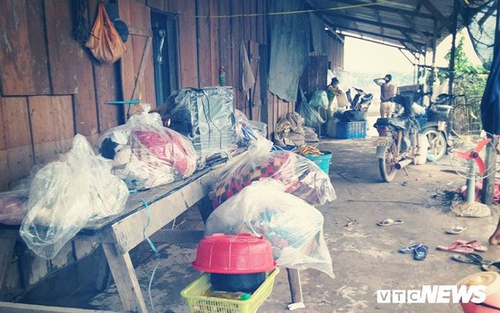 Những công nhân người Việt làm việc tại Lào đang oằn mình khắc phục những thiệt hại sau thảm hoạ.