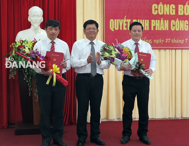 Phó Bí thư Thường trực Thành ủy Võ Công Trí trao quyết định phân công cấp ủy viên cho ông Đặng Việt Dũng (trái) và ông Trần Đình Hồng (phải)