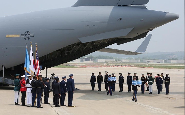 Toàn cảnh buổi lễ Mỹ tiếp nhận hài cốt binh sĩ tử trận từ Triều Tiên.