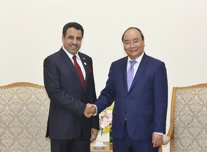 Prime Minister Nguyen Xuan Phuc (R) receives new UAE Ambassador to Viet Nam Obaid Saeed Bintaresh Al Dhaheri on July 27