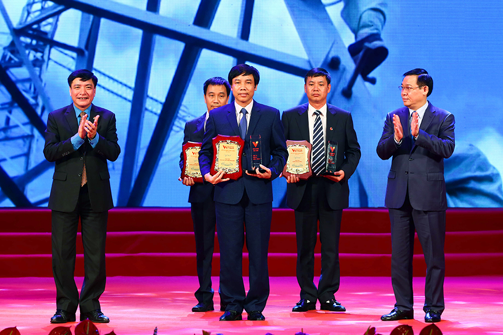 Phó Thủ tướng Vương Đình Huệ và Chủ tịch Tổng Liên đoàn Lao động Việt Nam Bùi Văn Cường trao giải thưởng cho những đại diện của 8 công trình đặc biệt tiêu biểu xuất sắc. Ảnh: VGP