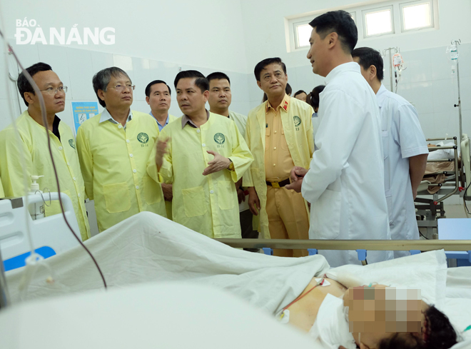 Phó Chủ tịch UBND thành phố Nguyễn Ngọc Tuấn (thứ hai, trái sang) cùng đi với đoàn của Bộ trưởng Nguyễn Văn Thể thăm người bị tai nạn ở Bệnh viện Đà Nẵng