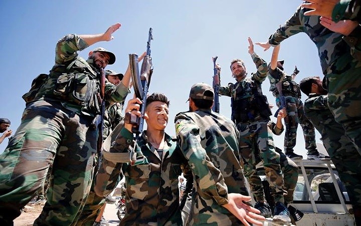 Các lực lượng ủng hộ quân đội của Tổng thống Syria Bashar al-Assad ăn mừng chiến thắng.
