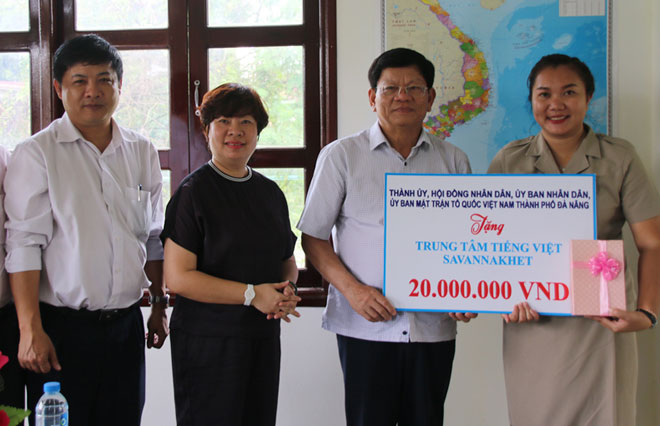 Deputy Secretary Tri (3rd left) donating 20 million VND to the centre representative